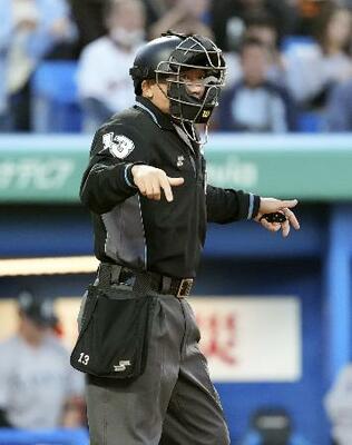 頭部にバットが直撃して審判員が負傷したことを受け、ヘルメットをかぶる運用が始まったヤクルト―巨人戦の球審=4月、神宮球場