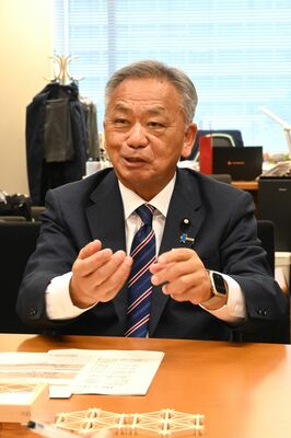 インタビューに応じる高橋氏＝22日午後、国会内