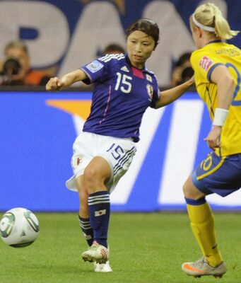 サッカーの女子ワールドカップドイツ大会の準決勝スウェーデン戦で、前線にパスを出す鮫島選手。チームは決勝で米国を下し、世界の頂点に立った＝2011年７月、フランクフルト（共同）
