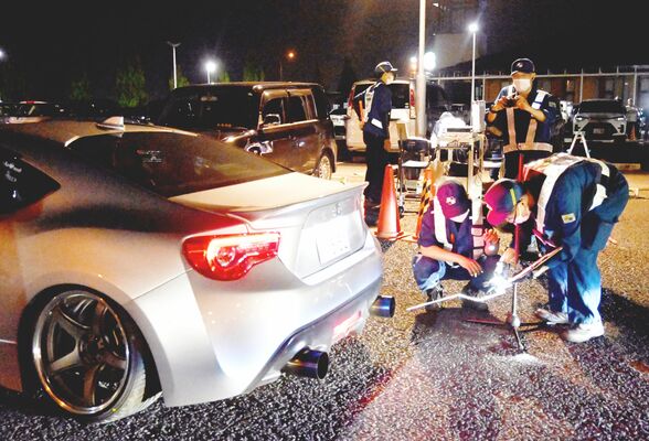 車両の検査をする署員ら