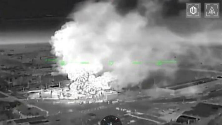 21日、テレグラムで公開された映像で、煙が上がるウクライナ南部クリミア半島のケルチにある石油貯蔵施設(ROBERT BROVDI提供、ロイター=共同)