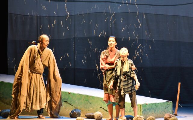 開墾に励む人々を演じる団員