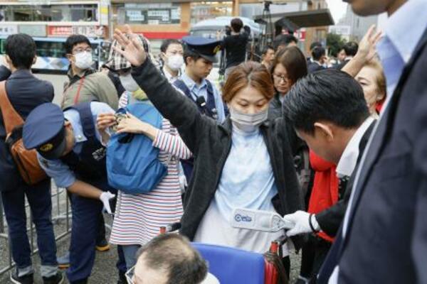 　２０２４年の衆院選の街頭演説会場で、手荷物検査などを受ける人たち＝東京都内