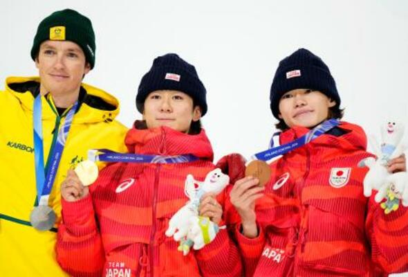 　男子ハーフパイプの表彰式で金メダルを掲げる戸塚優斗（中央）。右は銅の山田琉聖＝リビーニョ（共同）