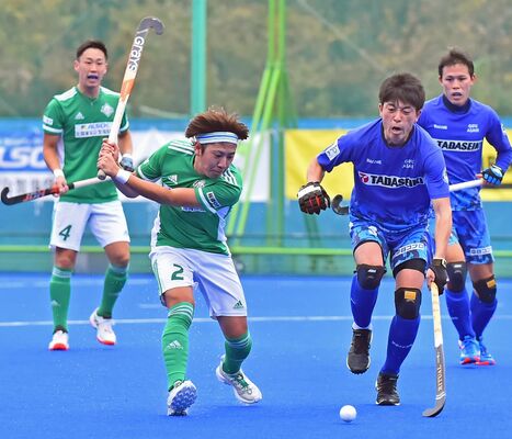 決勝点を挙げたリーベのＭＦ下畝地（左）がシュートを放つ＝今市青少年スポーツセンター人工芝競技場
