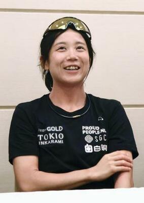 　報道陣の質問に笑顔で答えるスピードスケート女子の高木美帆＝２０日午後、北海道帯広市