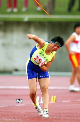インターハイの陸上女子やり投げで３位になった海老原さん＝2003年７月29日、長崎市