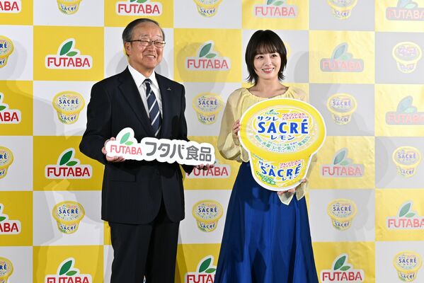 サクレをアピールする斎藤社長(左)と伊原さん=19日午前、東京都港区