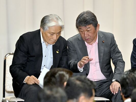 出馬正式表明の直前、茂木県連会長（右）と話し込む福田氏＝21日午後、宇都宮市駒生１丁目