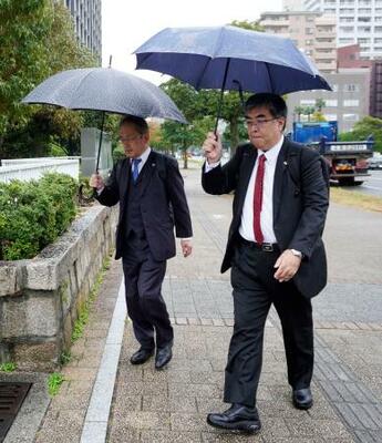 　「１票の格差」訴訟の判決で、広島高裁に向かう弁護士＝３１日午前、広島市中区