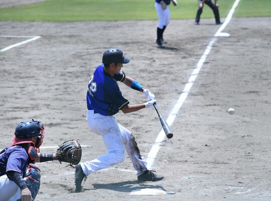 ９回、北綜警の平野が左越えサヨナラ安打を放つ＝益子町北公園野球場