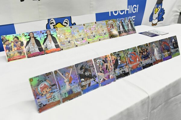 容疑者の自宅などから押収されたトレカ=17日午後、宇都宮東署