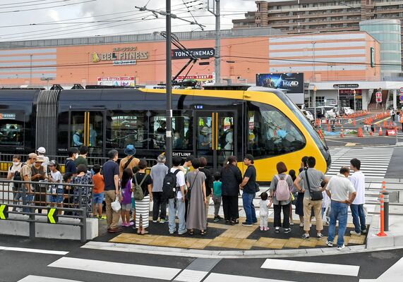 多くの人を乗せたＬＲＴと乗降客でにぎわうベルモール近くの停留場周辺＝27日午後４時30分、宇都宮市陽東５丁目