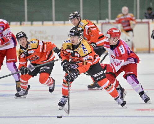 第２ピリオド17分、中盤から抜け出すバックスの古橋（中央）＝長野市ビッグハット、磯真奈美撮影