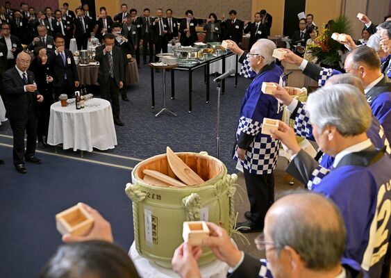 新年を祝い乾杯する出席者ら＝17日午後６時20分、宇都宮市本町