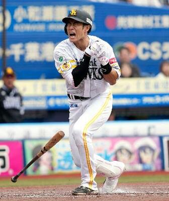 　５回ソフトバンク１死一塁、柳田が死球を受ける＝ＺＯＺＯマリン