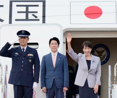 　ベトナム、オーストラリア訪問のため、羽田空港を出発する高市首相（右）＝１日午後