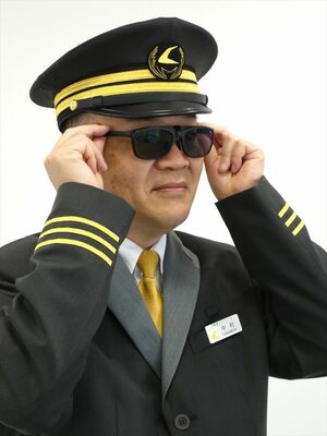 保護メガネを着用する担当者