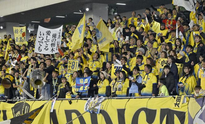 シーズンを終えた選手にねぎらいの言葉をかける栃木ＳＣサポーター