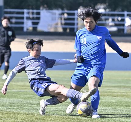 後半6分、FCグラシアス(宇河)のFW山本(右)のドリブル。HFC.ZERO(芳賀)のDF竹井が足を伸ばす=宇都宮市サッカー場