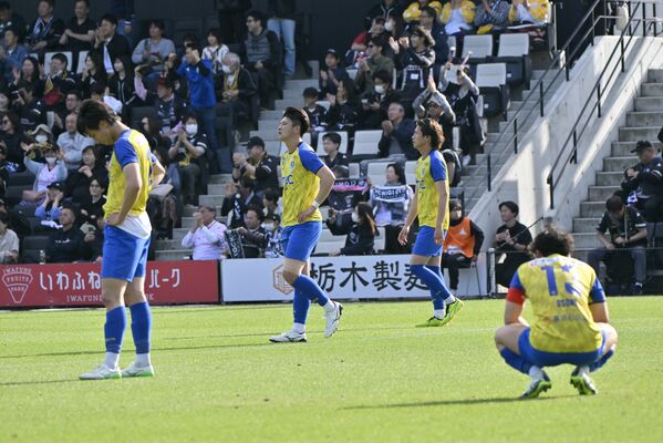 逆転負けを喫し、悔しさをにじませる栃木ＳＣの選手たち＝ＣＦＳ、広瀬華撮影