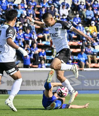 後半25分、球際で競り合う栃木ＳＣのＭＦ南野（右）＝ケーズデンキスタジアム水戸