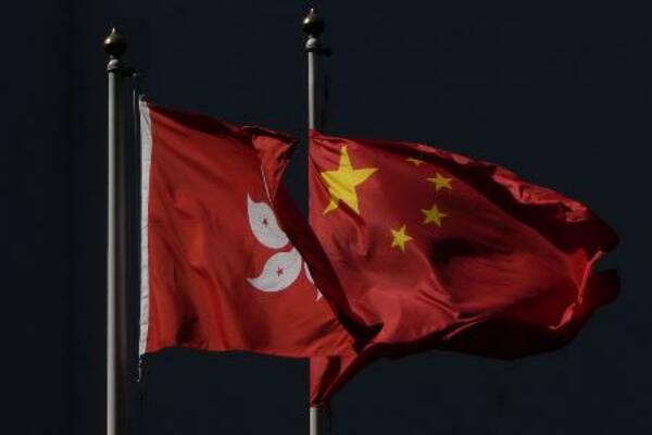 　香港の街中に掲げられた中国と香港の旗