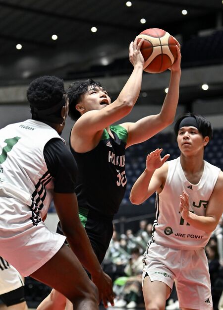 第１クオーター９分、白鴎大の佐古（左）がシュートを決める＝代々木第一体育館、森田大地撮影