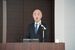決算説明会で新製品の発表などを行う斉藤社長＝９日午前、東京都