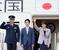 　ベトナム、オーストラリア訪問のため、羽田空港を出発する高市首相（右）＝１日午後