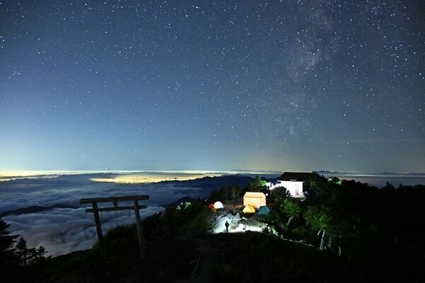男体山頂から中禅寺湖方面の夜景＝１日午前１時45分