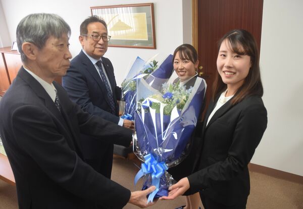母校、宇都宮文星女子高で合格祝いの花束を受け取る横山（右端）と池羽（右から２人目）