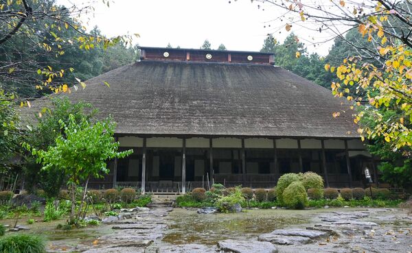 豊かな自然に溶け込むかやぶき屋根の大雄寺本堂