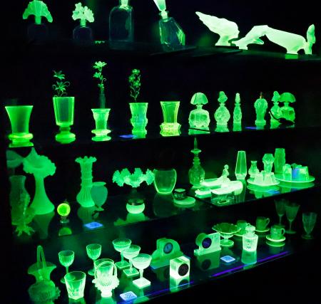 　ブラックライトに照らされ、蛍光色に輝くウランガラス製の作品