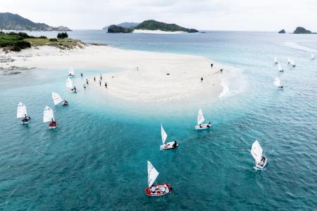 　「セーリングキャンプ　ｉｎ　座間味」の実施風景＝２０２４年、沖縄県・座間味島（提供写真）