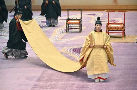 燕尾纓の冠を着け「加冠の儀」に臨まれる秋篠宮家の長男悠仁さま=6日午前10時16分、宮殿・春秋の間(代表撮影)