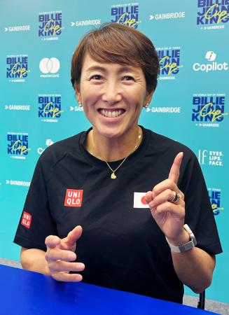 女子テニス国別対抗戦の初戦に向けて抱負を語る杉山愛監督=17日、中国・深セン(共同)