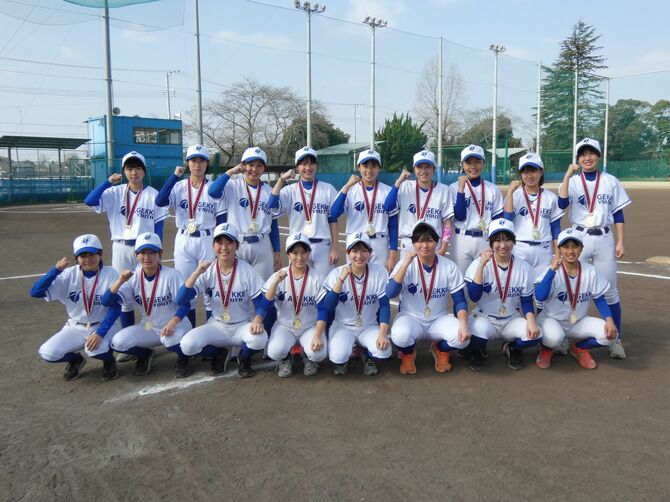 前列左から、駒場 千織（こまば・ちおり）さん（13）、大島 琉楠（おおしま・るな）さん（13）、鈴木 芽衣奈（すずき・めいな）さん（15）、高木 さくら（たかぎ・さくら）さん（15）、初見 莉奈（はつみ・りな）さん（15）、堀之内 那月さん、工藤 颯姫（くどう・さつき）さん（15）、石井 心萌（いしい・もえ）さん（13）。後列左から、齊藤 瑠璃（さいとう・るあ）さん（12）、品川 彩乃（しながわ・あやの）さん（14）、鈴木 芽衣（すずき・めい）さん（14）、国府田 怜南（こうだ・れいな）さん（14）、多田出 美瑛奈さん、国府田 留那（こうだ・るな）さん（14）、川原 柚羽（かわはら・ゆずは）さん（14）、齊藤 恋璃（さいとう・れあ）さん（14）、中山 凛（なかやな・りん）さん（13）