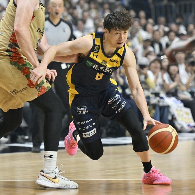 ドリブルで攻め込む比江島