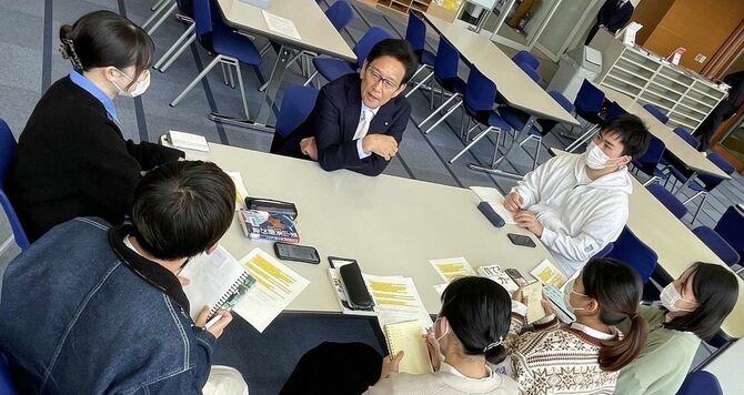 学生からインタビューを受ける栗山さん（中央）＝白鴎大地域メディア実践ゼミ提供