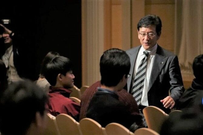 白鴎生たちに夢を聞く栗山教授=2019年12月2日