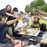 おやまクラフトビールフェス大盛況　12のブルワリーが集結、市役所北側の広場で乾杯