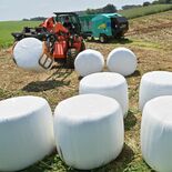 緑に映える白色ロール　高根沢の牧場、乳牛用飼料作り本格化　