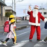 サンタ見守る交通安全　さくらの大貫さん