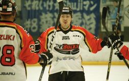 バックス４連勝　横浜に５－２、古橋４得点
