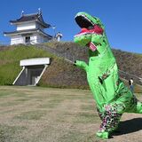 話題の“ティラノサウルス”で宇都宮を激走　ＬＲＴと並走も　ブームの理由、記者が探った