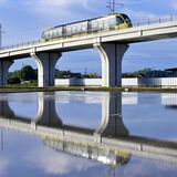 水鏡となった田んぼ、LRT映し出す　栃木県内で田植え始まる　乗客に「田園風景楽しんで」