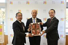 学校給食用にイチゴを寄贈