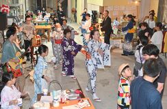 まだまだ「夏まつり」満喫　鹿沼でイベント　子どもらが接客、盆踊りも