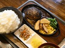 自家製ソースたっぷりと